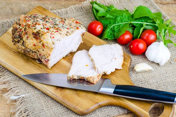 Hindi göğsü, marul yaprakları, domates