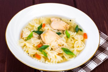 Tavuk çorbası et ve makarna ile