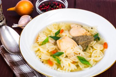 Tavuk çorbası et ve makarna ile