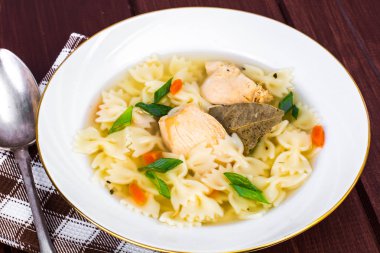 Tavuk çorbası et ve makarna ile