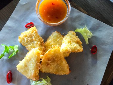 Fried dilim kızarmış peynir, acı sos