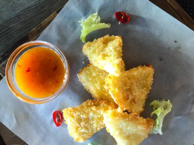 Fried dilim kızarmış peynir, acı sos