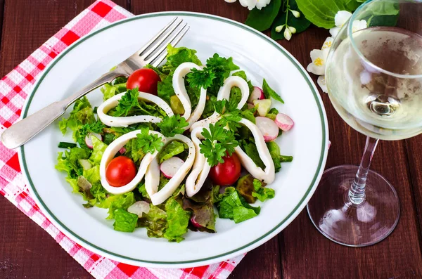 Platos con mariscos. Ensalada con calamar — Foto de Stock