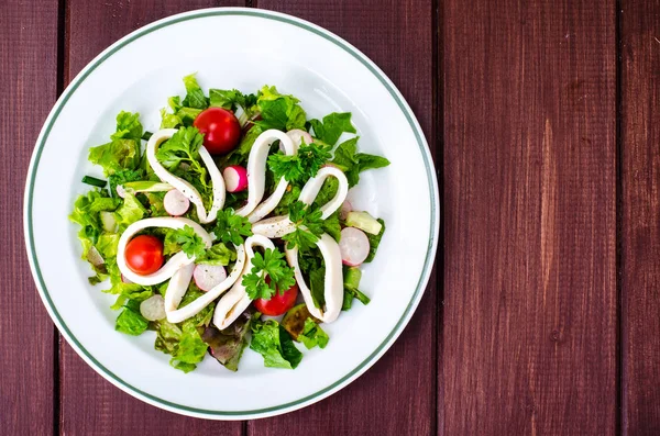 Yemekleri Deniz ürünleri ile. Kalamar salatası — Stok fotoğraf