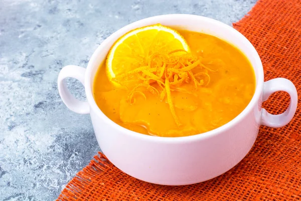 Zuppa di purea di zucca con arancia — Foto Stock
