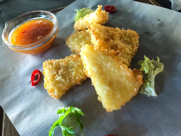 Gebratene Scheiben frittierten Käse, scharfe Sauce — Stockfoto