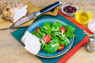 Hindi göğsü, marul yaprakları, domates