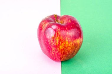 Tek kırmızı olgun tatlı elma yeşil yaprakları ile