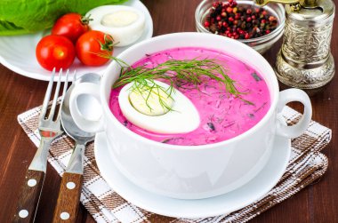 Yumurta, taze otlar, salatalık ve otlar ile soğuk Pancar çorbası