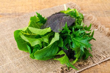 Taze salata karışımı farklı renklerde kalkıyor