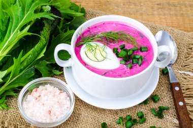 Yumurta, taze otlar, salatalık ve otlar ile soğuk Pancar çorbası