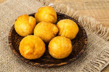 Ahşap plaka üzerinde yuvarlak tatlı lor çörek