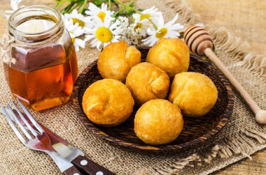 Ahşap plaka üzerinde yuvarlak tatlı lor çörek