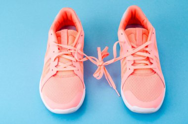 Parlak arka plan üzerinde düz yatıyordu pembe spor ayakkabı. Raslantısal spor kavramı