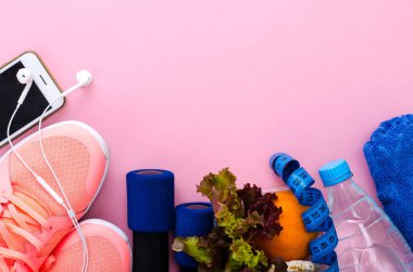 Fitness, kavram sağlıklı ve aktif yaşam tarzları, halter, spor ayakkabı, kulaklık ile smartphone, şişe suları, sebze. Metin alanı olan üstten görünüm