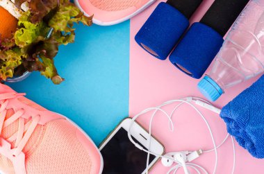 Spor ayakkabı, teyp, sebze, kilo kaybı, çalışan ölçme, sağlıklı beslenme, sağlıklı yaşam konsepti