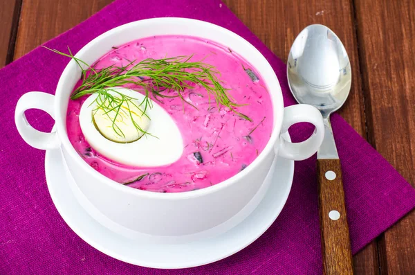 Zuppa fredda di barbabietole con uova, erbe fresche, cetrioli ed erbe aromatiche — Foto Stock