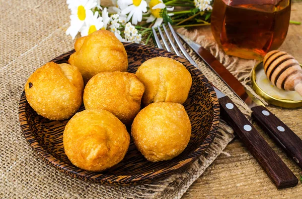 Ahşap plaka üzerinde yuvarlak tatlı lor çörek