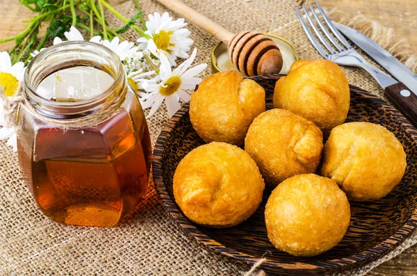 Ahşap plaka üzerinde yuvarlak tatlı lor çörek