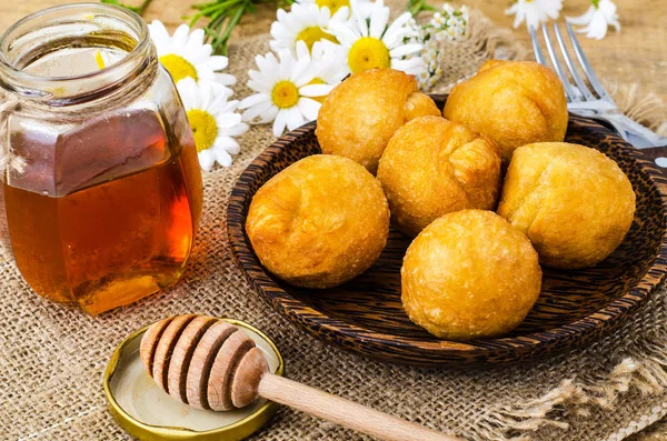 Ahşap plaka üzerinde yuvarlak tatlı lor çörek