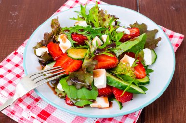 Çilek ile yaz sebze salatası