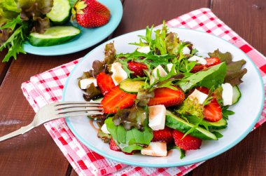 Çilek ile yaz sebze salatası