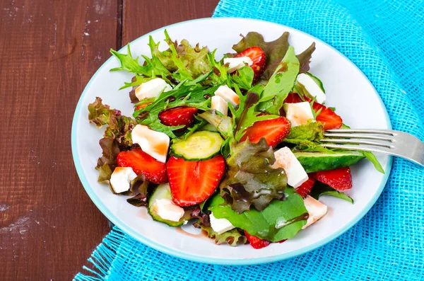 イチゴと夏野菜のサラダ — ストック写真
