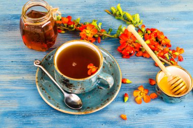 Yaz çayır çiçek mavi ahşap zemin üzerine gelen tatlım