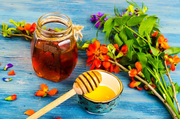 Honing van zomerbloemen weide op blauwe houten achtergrond — Stockfoto