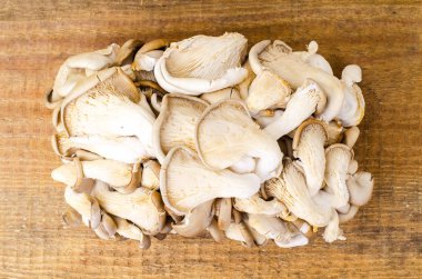 Ahşap masa üzerinde istiridye mantar