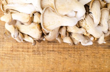 Ahşap masa üzerinde istiridye mantar