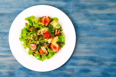 Çilek, peynir, yeşil salata yaprakları, ceviz