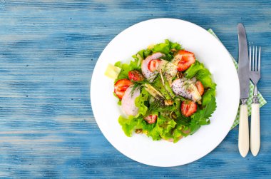 Sebze salatası jambon, çilek, chia tohum ile