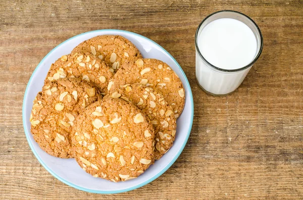 Oatmeal cookies with nuts — Stock Photo, Image