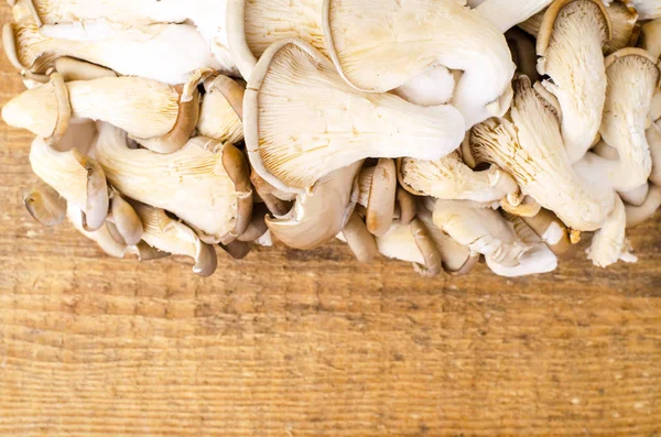 Ahşap masa üzerinde istiridye mantar