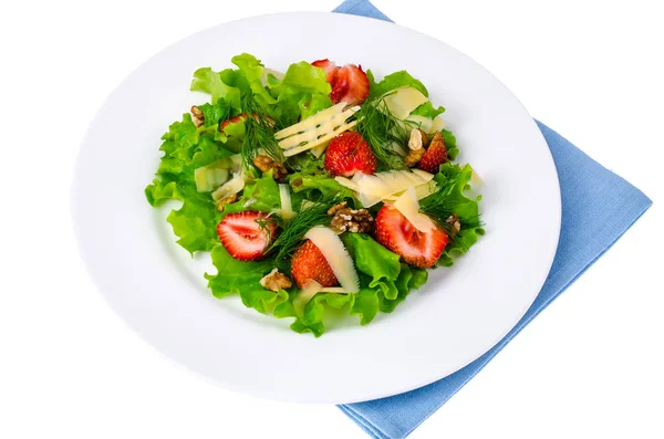 Salada com morangos, queijo, folhas verdes, noz — Fotografia de Stock