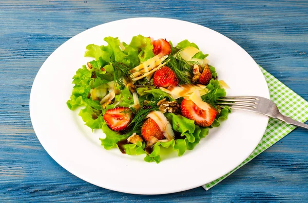 Salada com morangos, queijo, folhas verdes, noz — Fotografia de Stock
