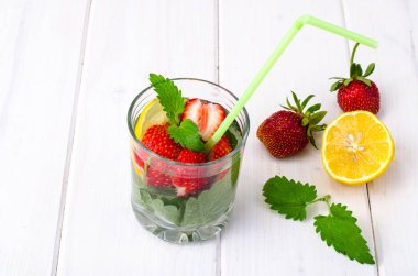 Meyveli içecek beyaz tahta masada ferahlatıcı