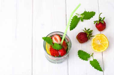 Meyveli içecek beyaz tahta masada ferahlatıcı