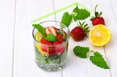 Meyveli içecek beyaz tahta masada ferahlatıcı