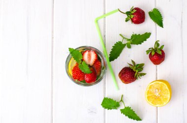 Meyveli içecek beyaz tahta masada ferahlatıcı