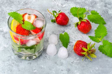 Çilek, limon ve nane ile soğuk yaz içeceği