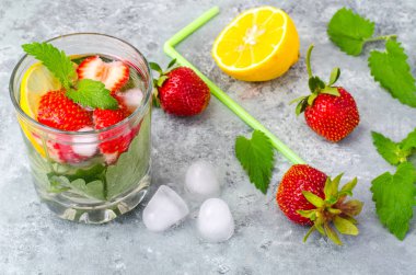 Çilek, limon ve nane ile soğuk yaz içeceği