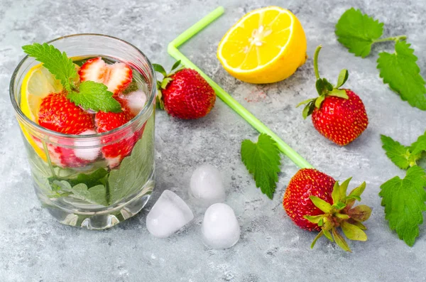 Çilek, limon ve nane ile soğuk yaz içeceği