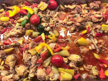 Domates soslu et dilimleri ile haşlanmış sebze