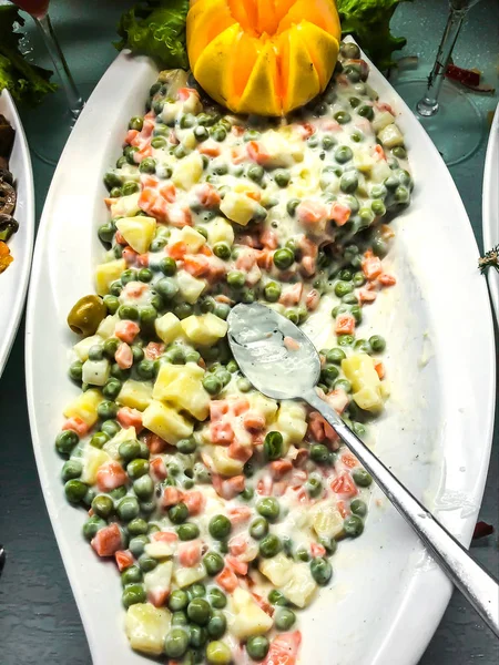 Salada de batata com cenouras e ervilhas verdes — Fotografia de Stock