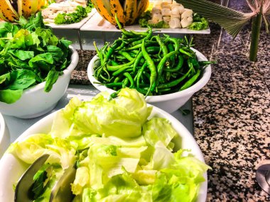 Yemekler taze sebze ve otlar, yeşillik. Studio fotoğraf