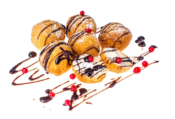 Donuts sucrés avec garniture au chocolat sur fond blanc — Photo