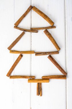 Tarçın ve patlamış mısır yaratıcı Noel ağacı yapılmış