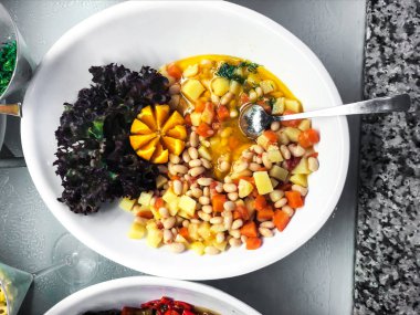 Garnitür beyaz fasulye, havuç, patates ile